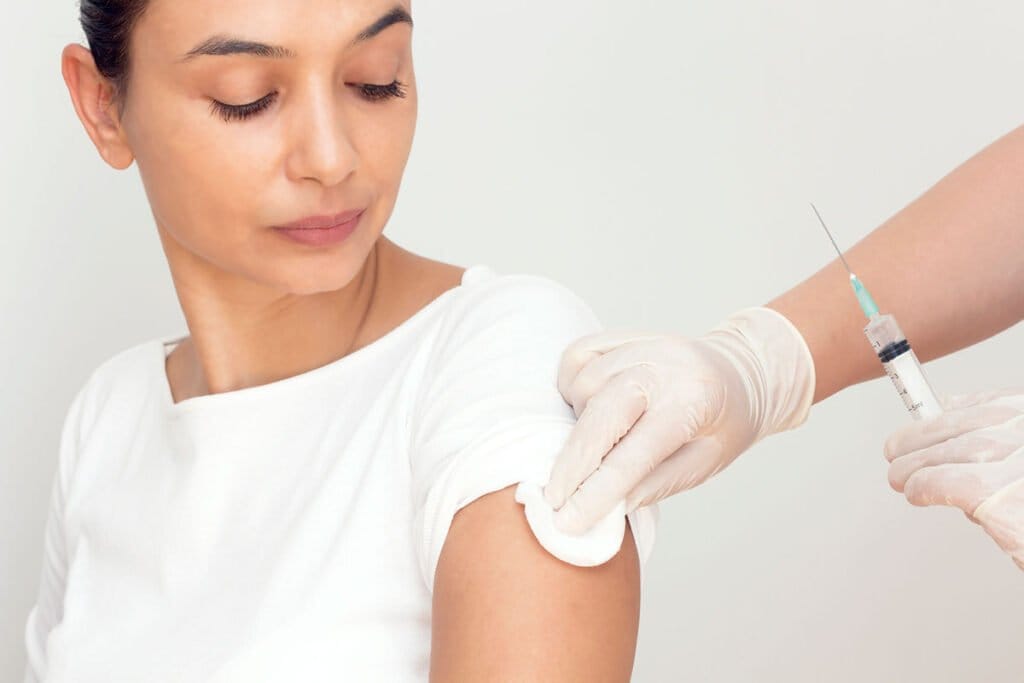 La vacuna Moderna COVID-19 causa hinchazón en pacientes con relleno dérmico
